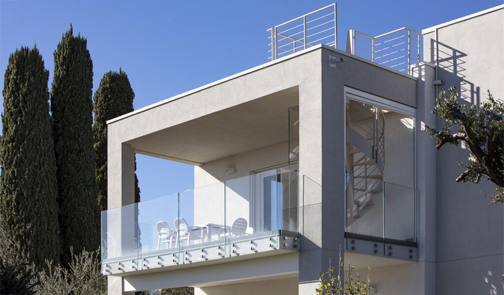 La terrazza panoramica e la scala a chiocciola della villa bifamiliare.